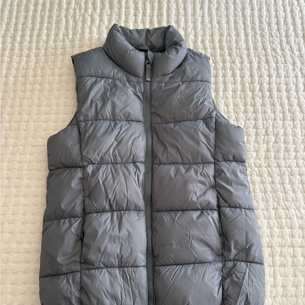 Like new Old Navy Charcoal Fleece Vest, girls size large